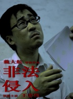 当天，二人穿着清新的蓝色系休闲装，戴着款式相似的棒球帽和墨镜，骑着共享自行车悠闲地漫步街头。
